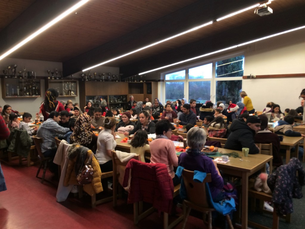 Adventsfeier mit vielen geflüchteten Familien in Zusammenarbeit mit dem Helferkreis in Friedberg/West